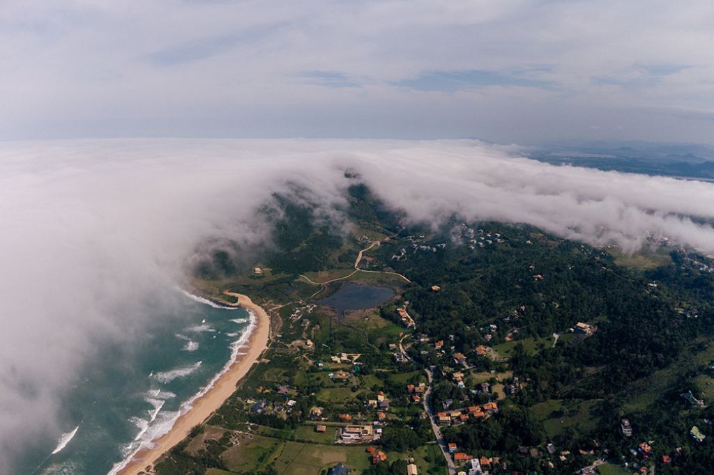 Nevoeiro marítimo muda a paisagem em Garopaba