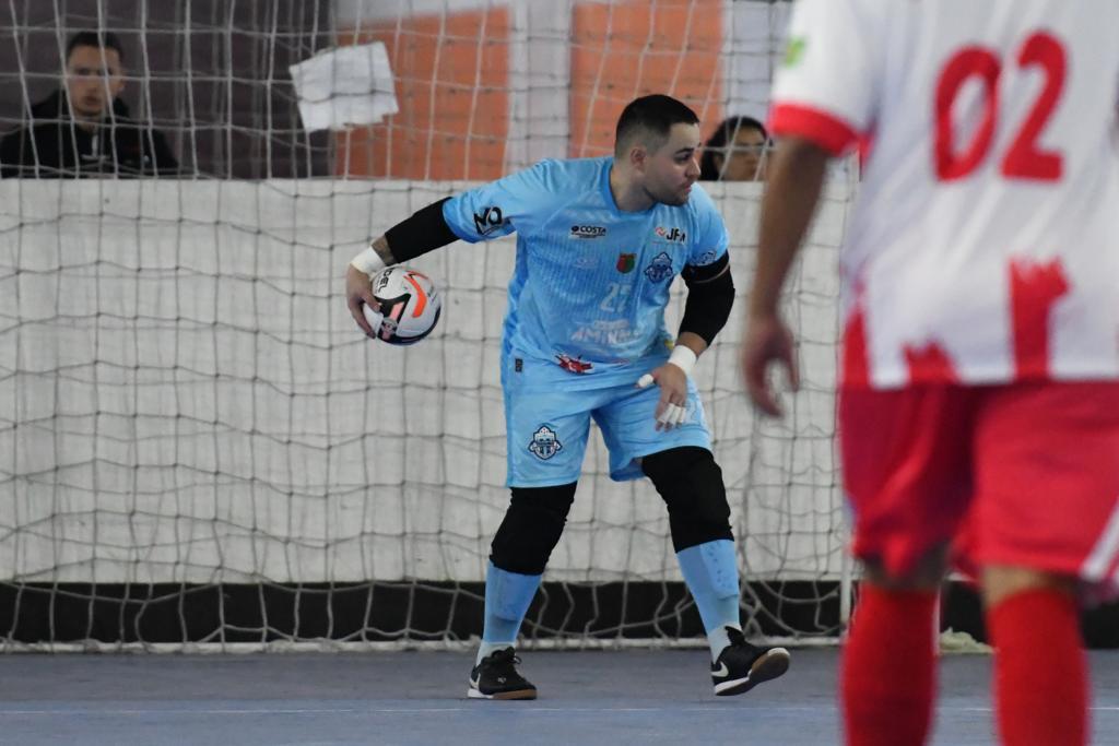 Foto: Tiago Winter - Especial - Nome conhecido do futsal gaúcho, goleiro Rodrigo é um dos líderes do time