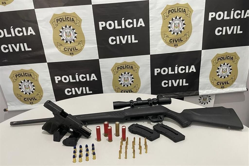 Foto: Polícia Civl - A pistola utilizada no crime, munições e uma espingarda foram apreendidos na casa do suspeito