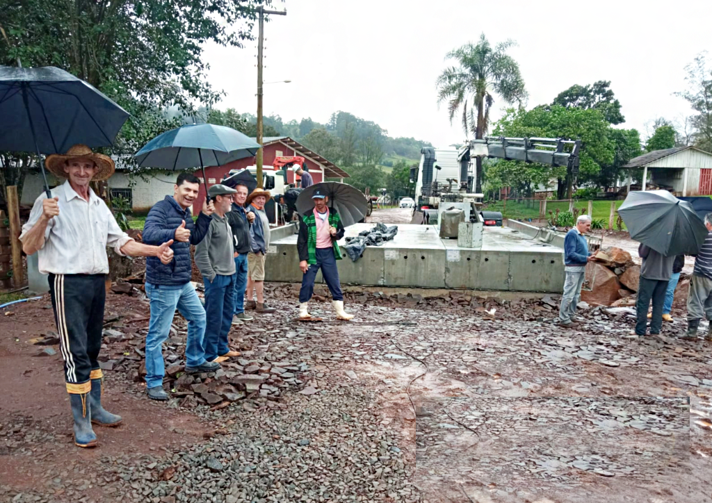 Secretaria de Obras do município de Ouro instala kit de transposição em substituição a ponte