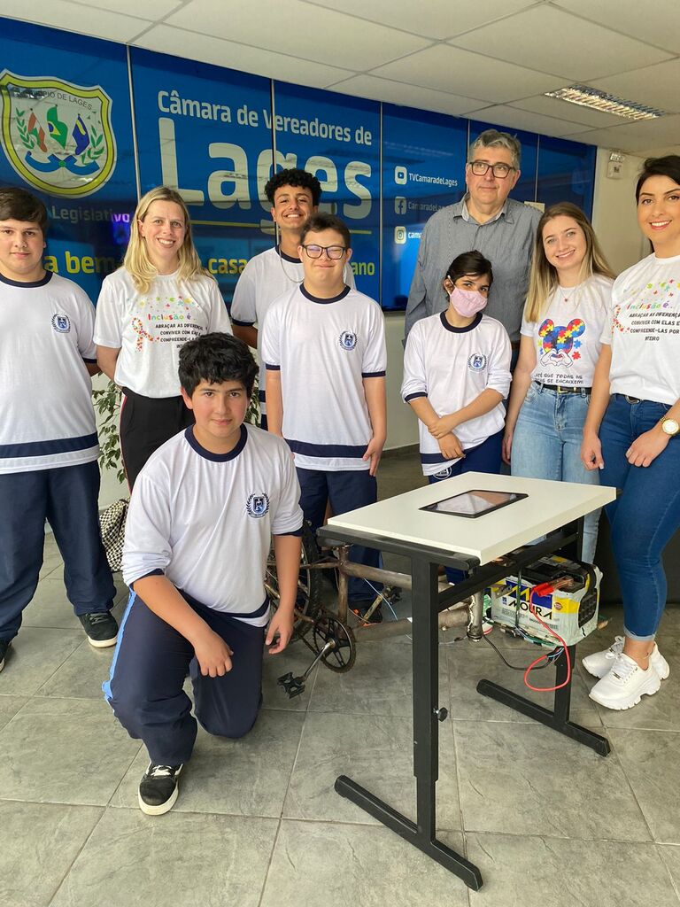 Estudantes premiados em feira de ciências recebem homenagem no Legislativo