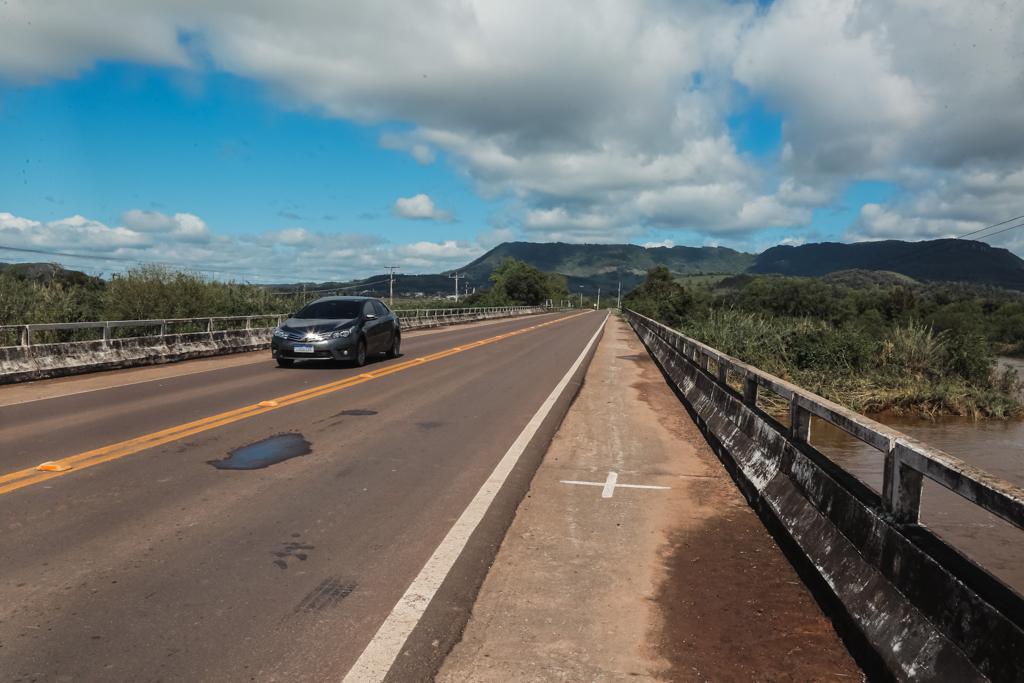 Com nível do rio baixando, trânsito na ponte entre Faxinal do Soturno e São João do Polêsine é liberado