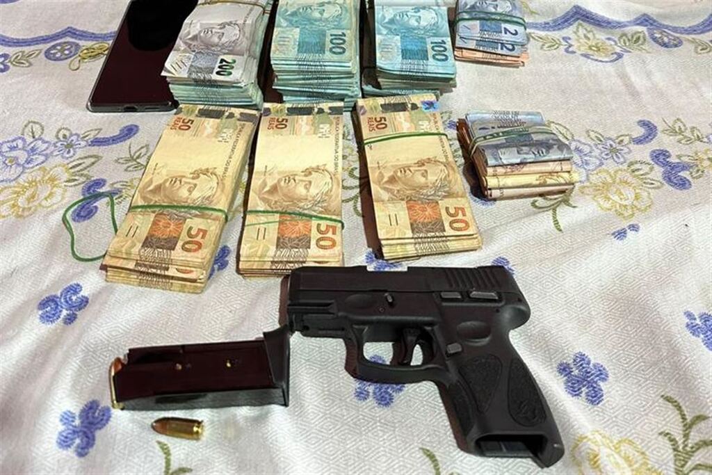 Foto: Polícia Federal - R$ 126 mil e uma pistola 9mm foi apreendido pela Polícia Federal durante a operação
