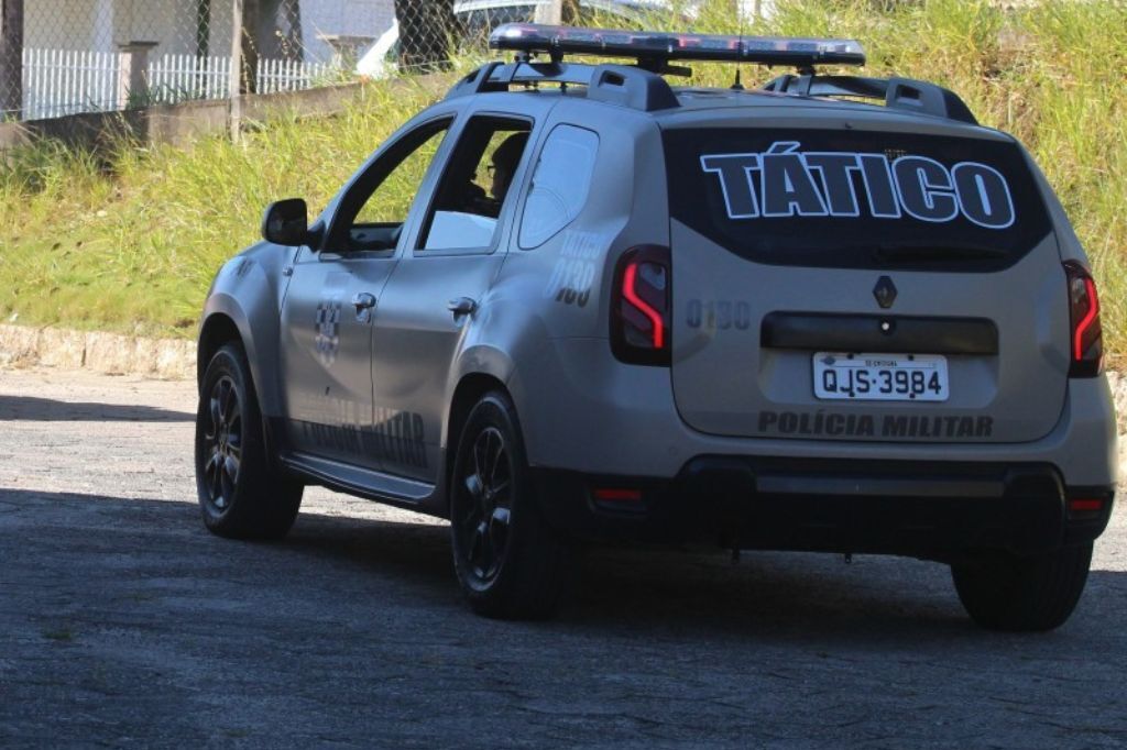 PM apreende drogas após abordagem policial na Vila Nova