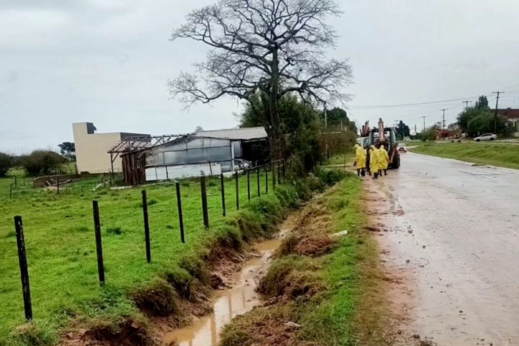 Reprodução FS - Limpeza de valas no entorno da avenida Attila Taborda