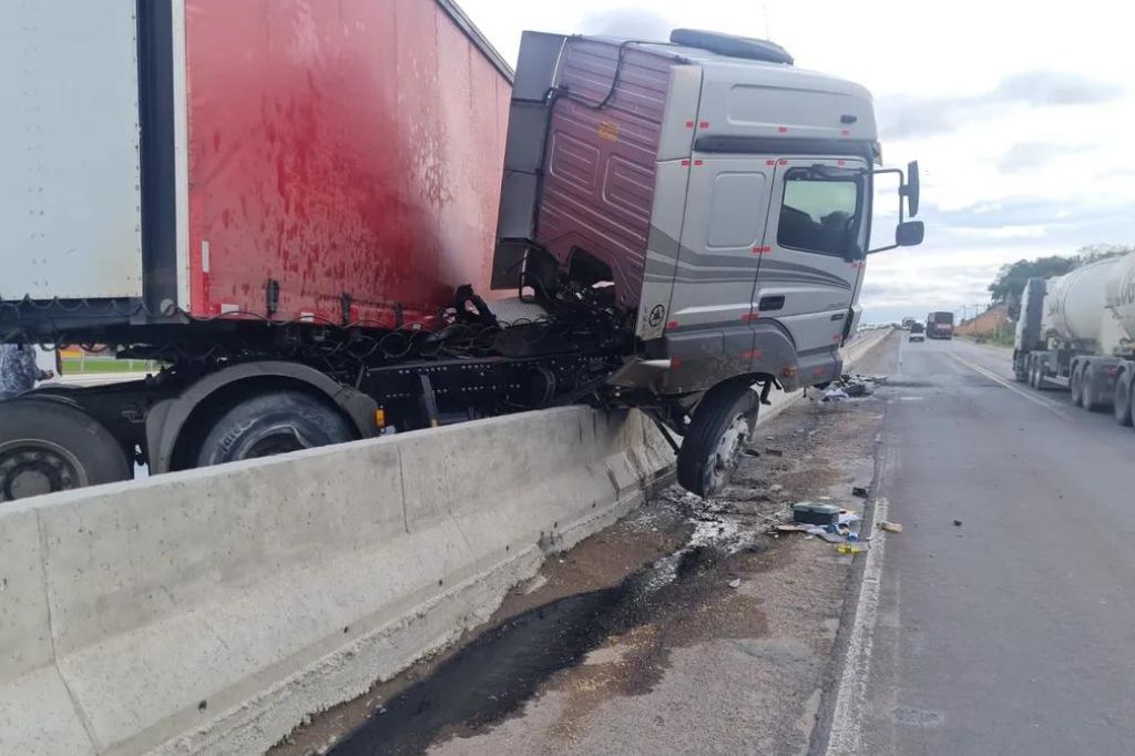  - Carreta colidiu contra mureta da BR-470 em Indaial — Foto: PRF/ Divulgação