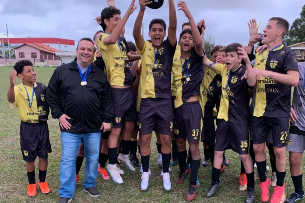 Empresário Fernando Rosa prestigia 1º Torneio Copa Craque Neto da Escolinha de Futebol Bola na Rede em Imbituba