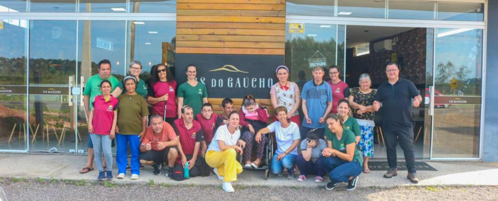 XIS DO GAÚCHO PROPORCIONA TARDE ESPECIAL PARA ALUNOS DA APAE DE SÃO JOÃO DO SUL