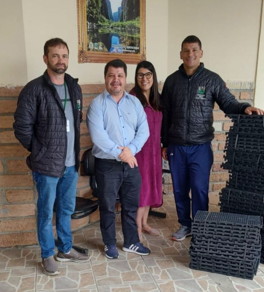 PREFEITURA DE PRAIA GRANDE ENTREGA CADEIRAS ANFÍBIAS PARA APAE