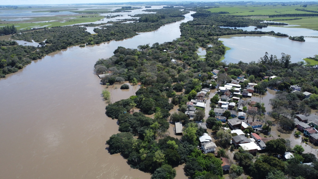 Fotos: Dreyfus Gomez/Divulgação prefeitura de Restinga Sêca - Registro de quinta-feira (14), sob as águas do rio Vacacaí, próximo as Tunas.