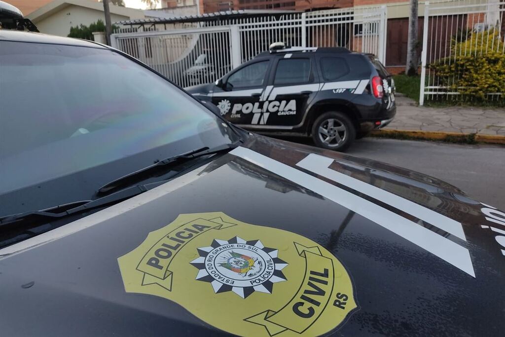 título imagem Dupla suspeita de matar comerciante com tiro na cabeça em Santa Maria é presa pela Polícia Civil