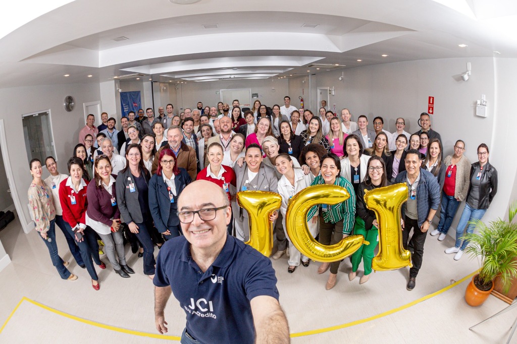  - José Tadeu Chechi comemora a reacreditação com equipe do hospital