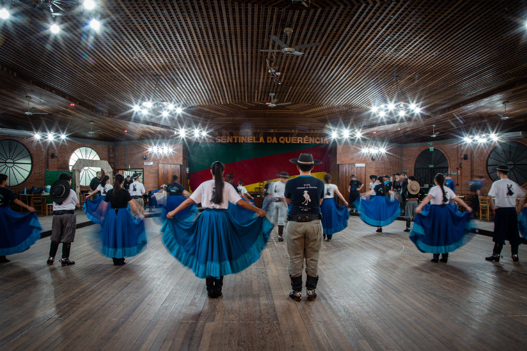 Tradição gaúcha: a dança que sai do CTG e ganha o mundo