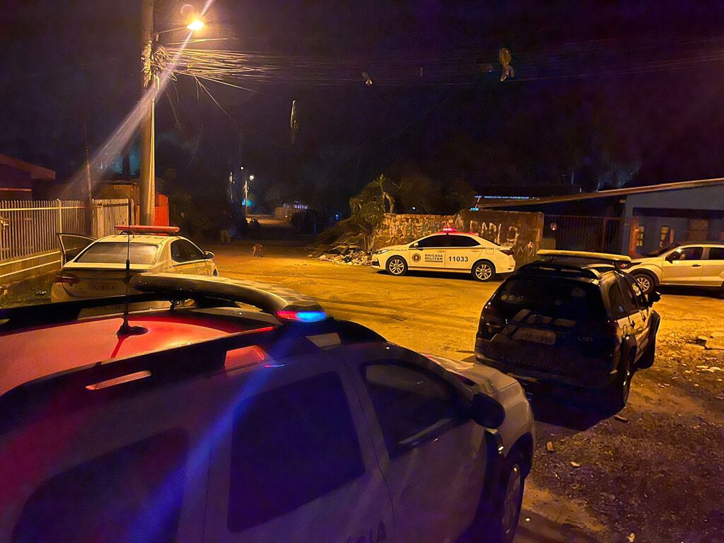 título imagem Criminosos invadem residência no Bairro Urlândia e duas pessoas são mortas a tiros na noite desta sexta-feira