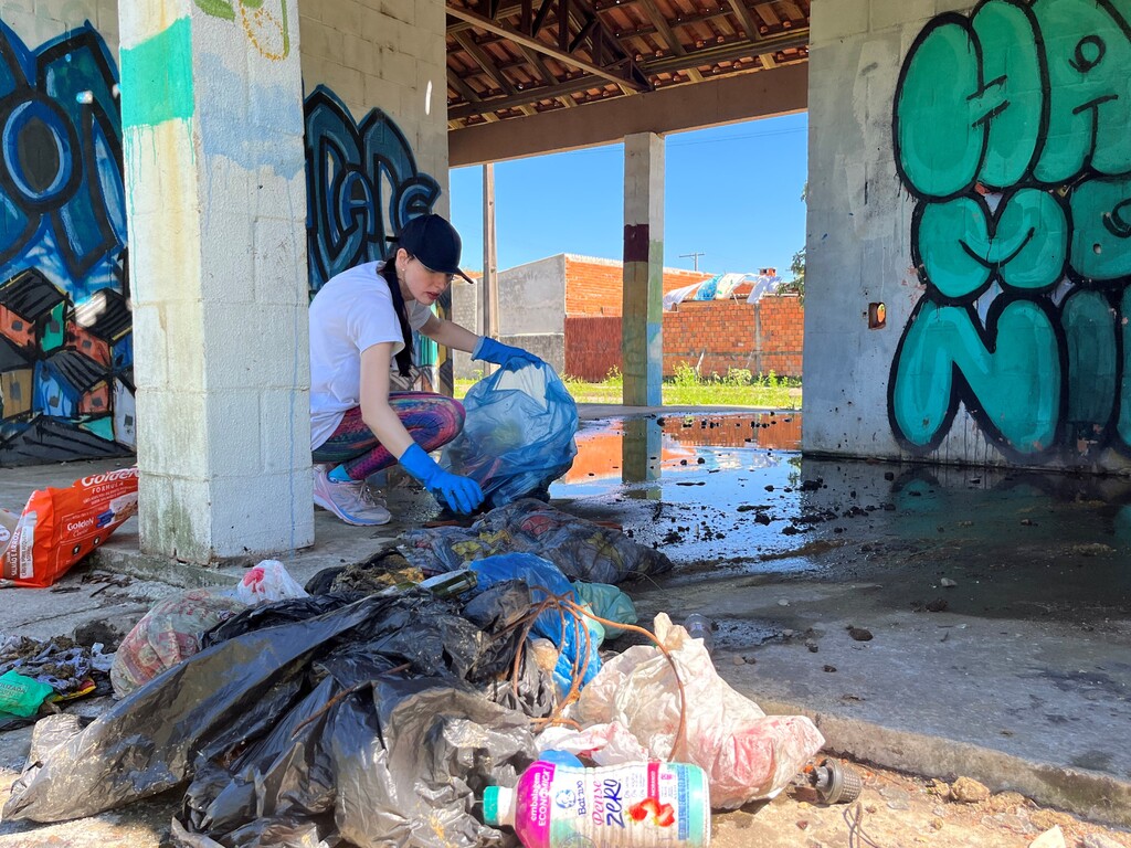 No Dia Mundial da Limpeza, voluntárias e comunidade se reúnem para recolher resíduos em quiosque do Residencial Dom Ivo Lorscheiter