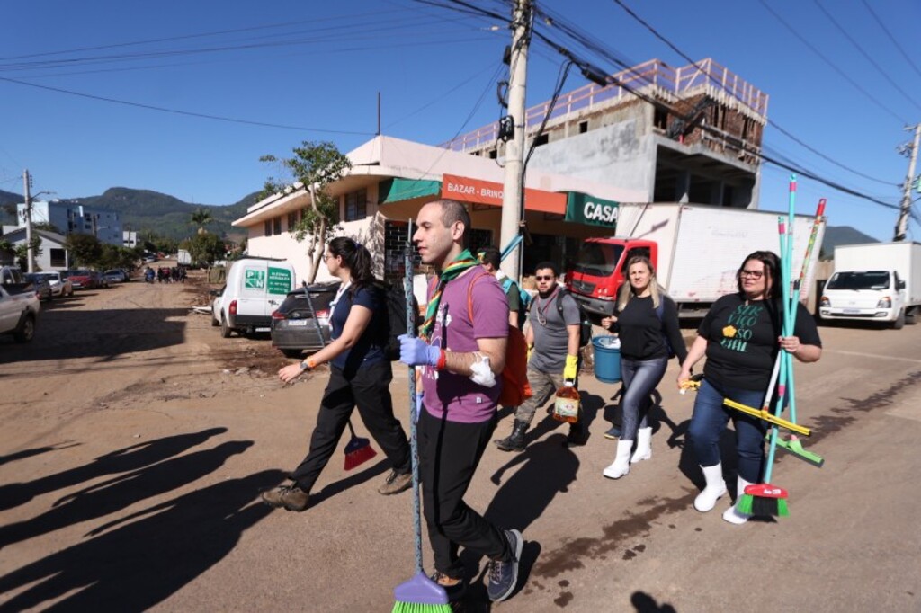 Foto: Luís André Pinto/Secom - Durante todo o sábado, voluntários se espalharam por Roca Sales para ajudar na limpeza e reconstrução do município