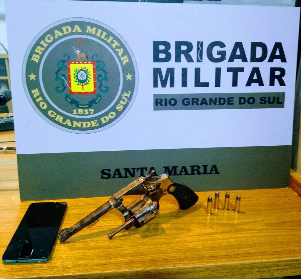 Foto: Brigada Militar - Um revóvler calibre 38 com numeração raspada, quatro munições e um aparelho celular foram apreendidos com o jovem