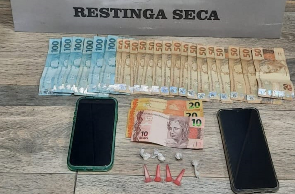 Foto: Brigada Militar - Drogas, dinheiro e celulares foram apreendidos com os suspeitos