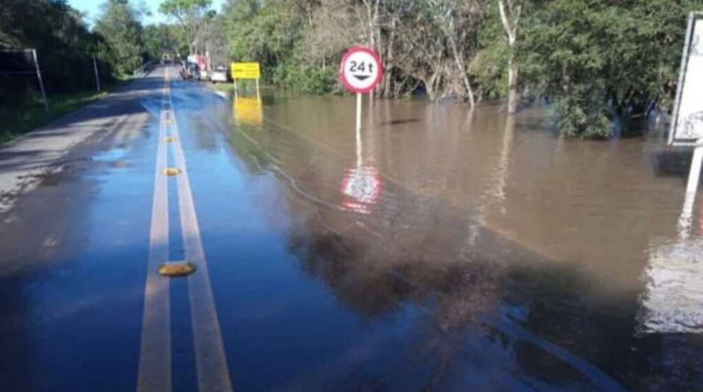 Foto: Divulgação - O rio Vacacaí chegou na estrada ERS-149, no lado de Restinga Sêca.