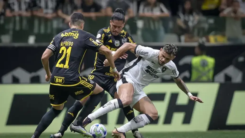 Atlético-MG bate Botafogo, que vê folga na liderança diminuir