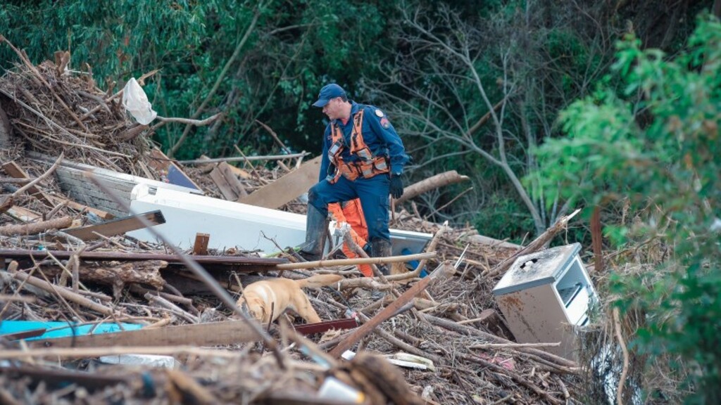 Rodrigo Ziebell/Ascom GVG - Cães auxiliam os bombeiros nas operações em meio aos destroços das enchentes no Vale do Taquari