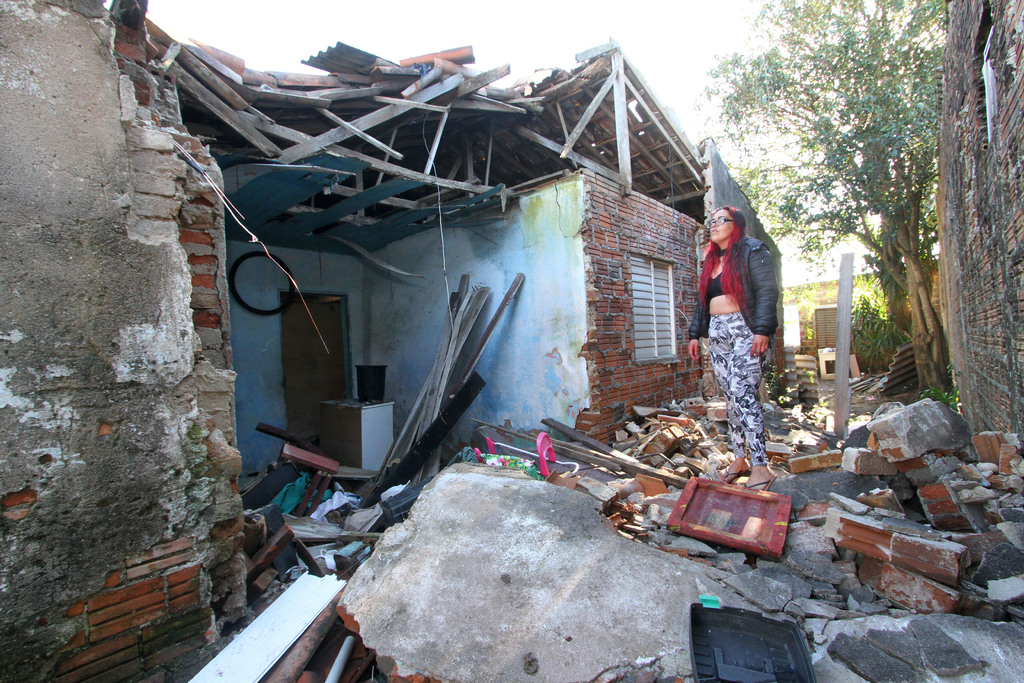 Carlos Queiroz - Liliane e filhos vivem apenas em parte da casa, que restou intacta após efeitos dos temporais