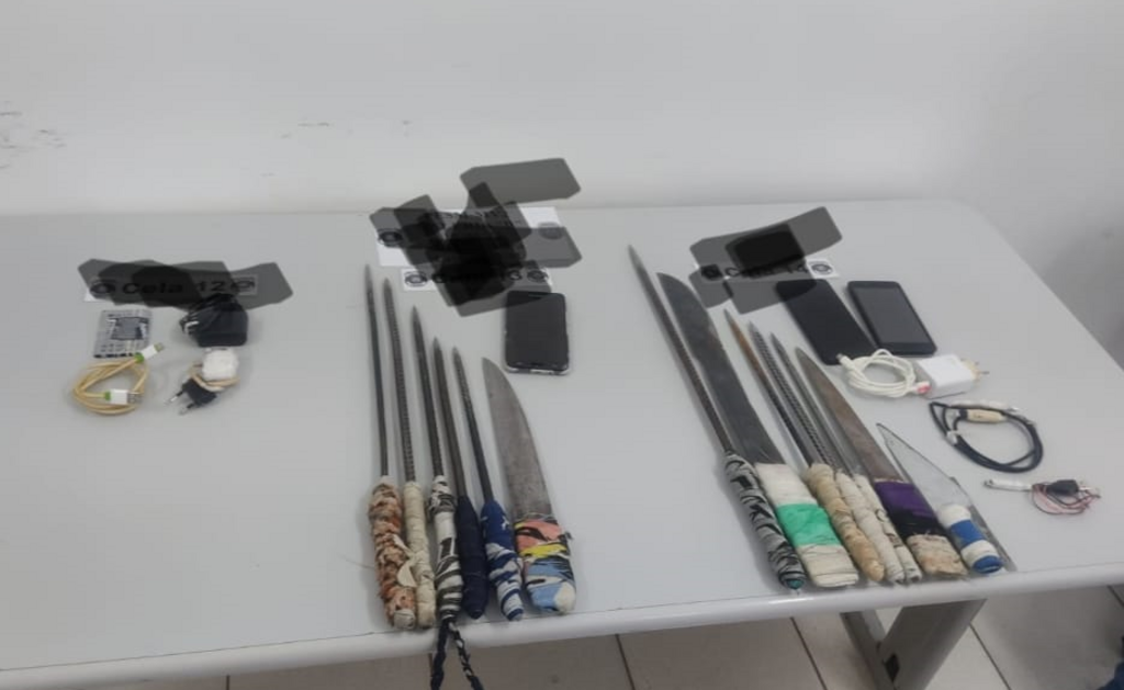 Polícia Civil apreende celulares, carregadores e facas artesanais dentro de penitenciária em Santa Maria