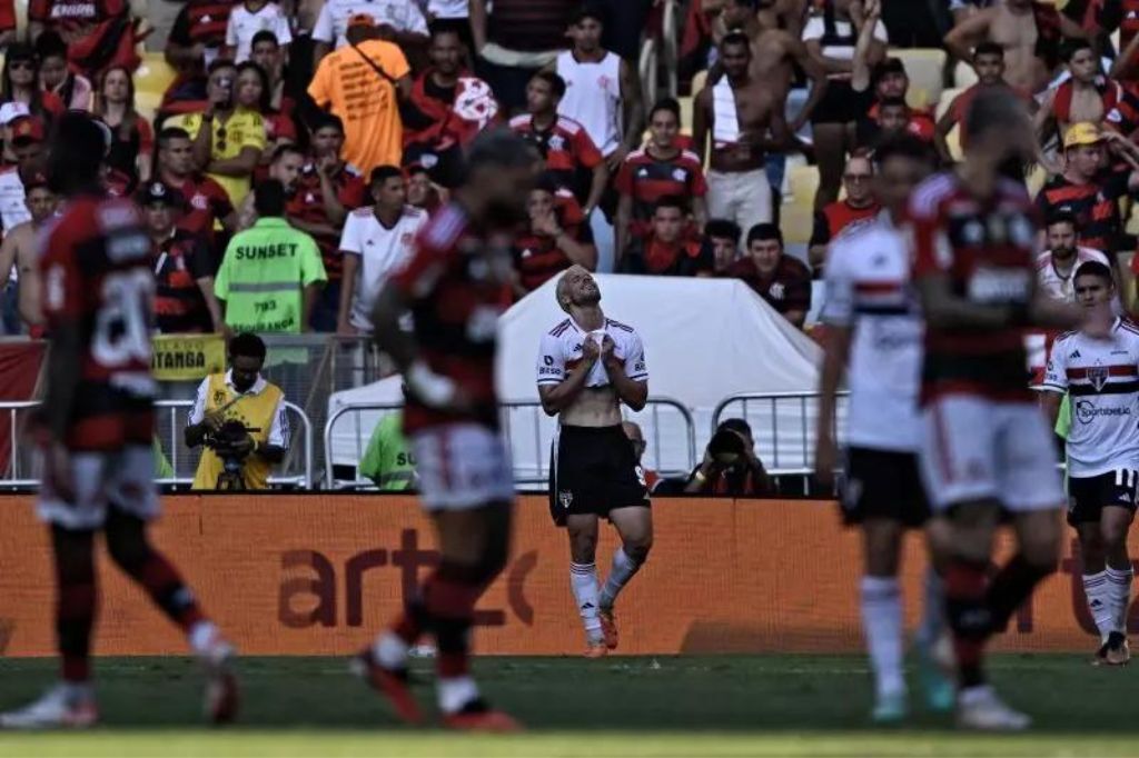  - Calleri, ao fundo, comemora o gol do São Paulo no primeiro tempo – Foto: MAURO PIMENTEL / AFP