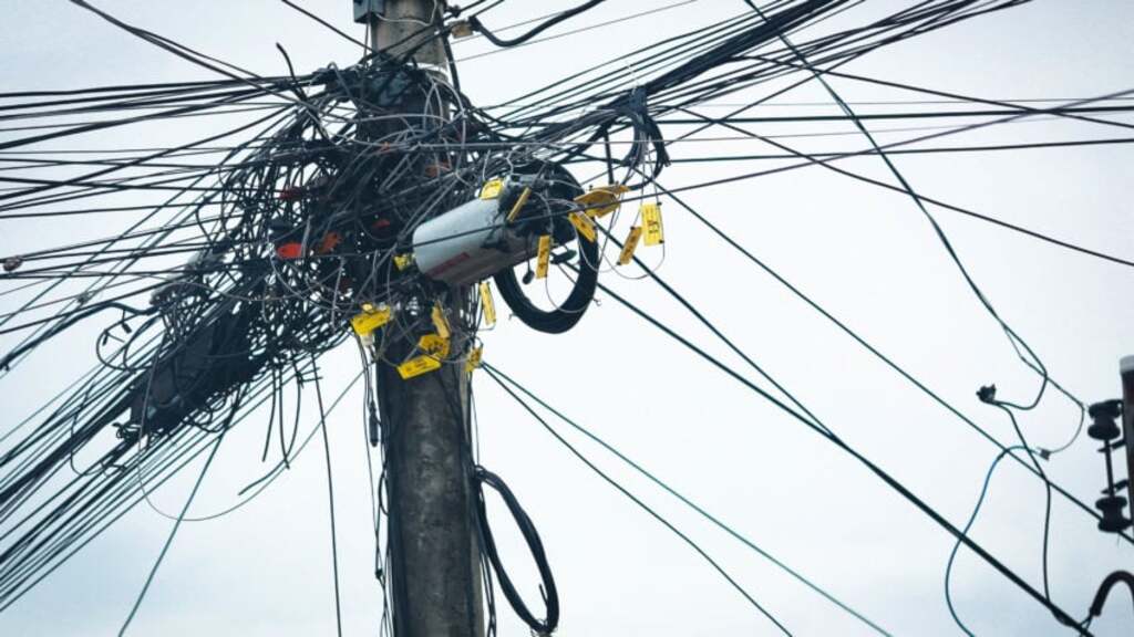 Mutirão de limpeza padroniza a rede de telecom em Joinville