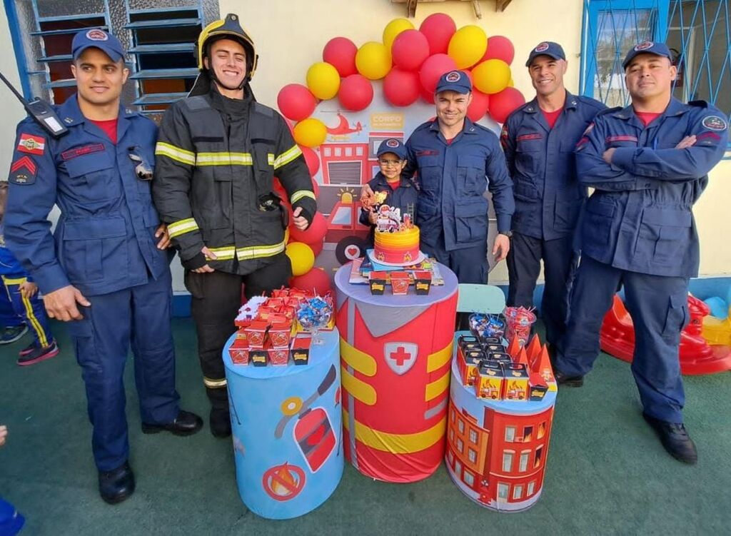 Criança recebe visita surpresa durante aniversário com o tema Bombeiro Voluntário