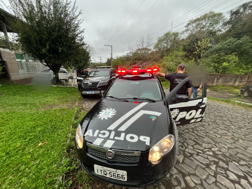 título imagem Quatro pessoas são presas no Bairro Chácara das Flores durante operação da Polícia Civil