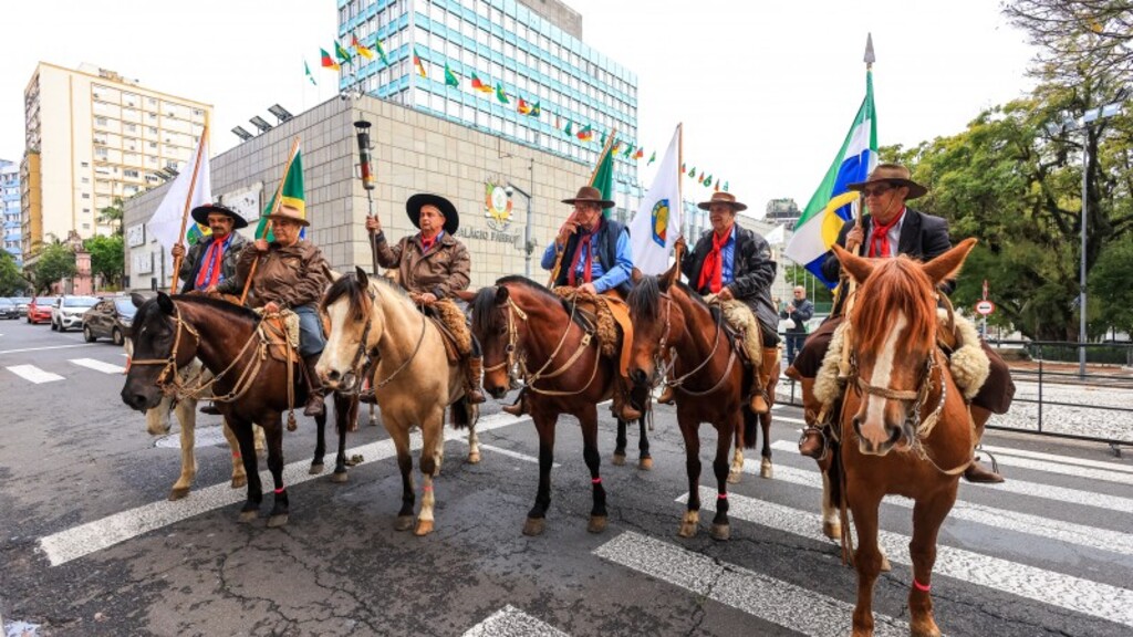 Gustavo Mansur/Secom - Chegada dos cavalarianos ao Palácio Piratini para o acendimento da Chama Crioula em 14 de setembro