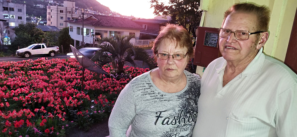 Aldo Azevedo / jornalista - Foto legenda: O TEMPO jornal de fato registrando parte da história de nossa gente e de nossa terra. O casal Schröder (Otávio e Edy Iraci) na área da casa diante do jardim encantador.