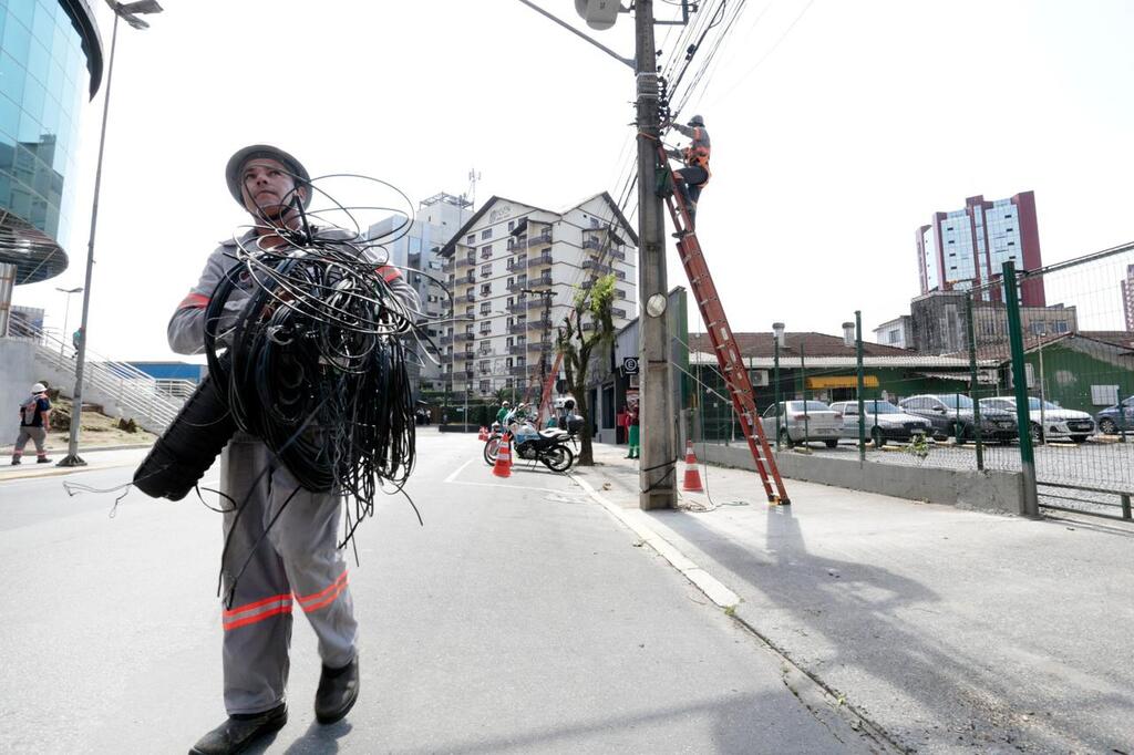 Mutirão em Joinville remove fiações antigas dos postes de Telecomunicações