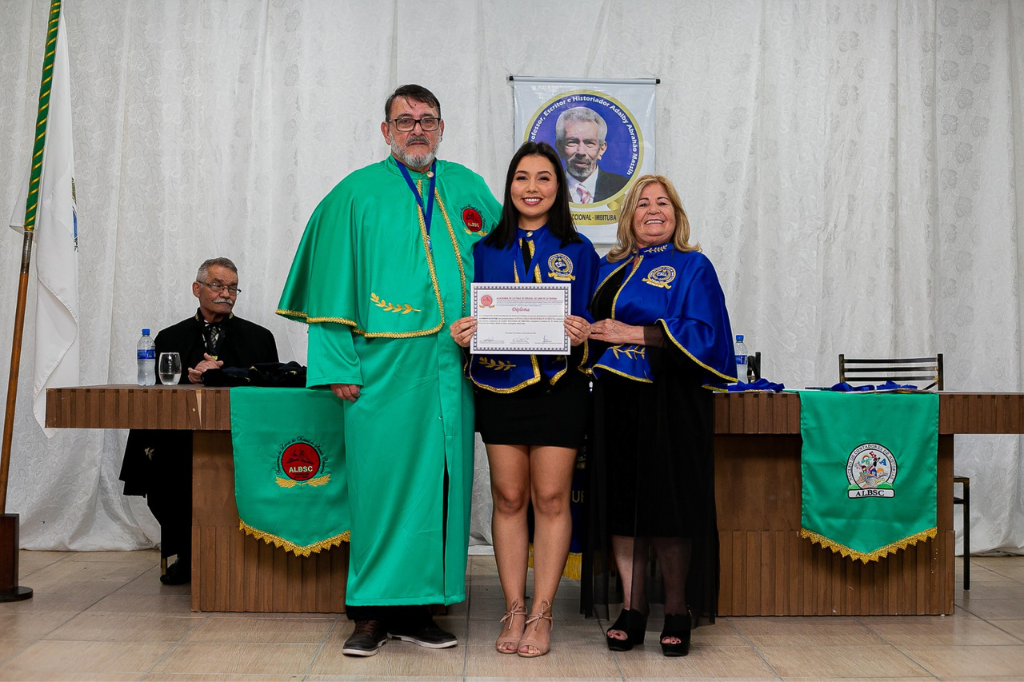  - Anna Luiza Siqueira se tornando uma imortal. - Foto: Israel Costa