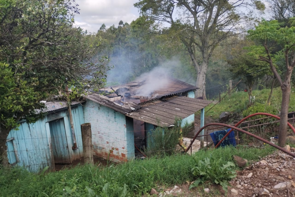 Criança morre em incêndio após manusear isqueiro em Santiago