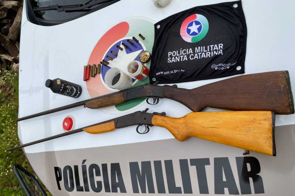  - A Polícia Militar apreendeu o adolescente de 14 anos, além de armas de fogo. – Foto: Polícia Militar/Reprodução