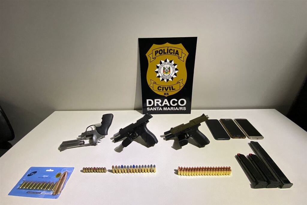 Foto: Polícia Civil - Entre as armas apreendidas, foi encontrado uma pistola que constava como furtada