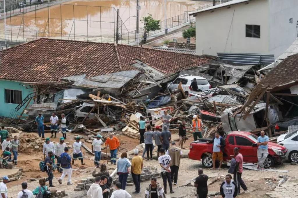  - Desastre com reservatório da Casan destruiu centenas de casas e carros – Foto: Leo Munhoz