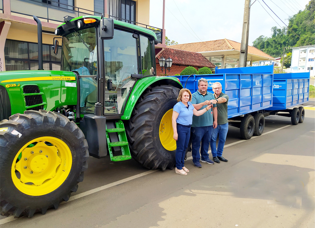 Prefeitura de Lacerdópolis adquire trator e equipamentos para a Secretaria Agricultura