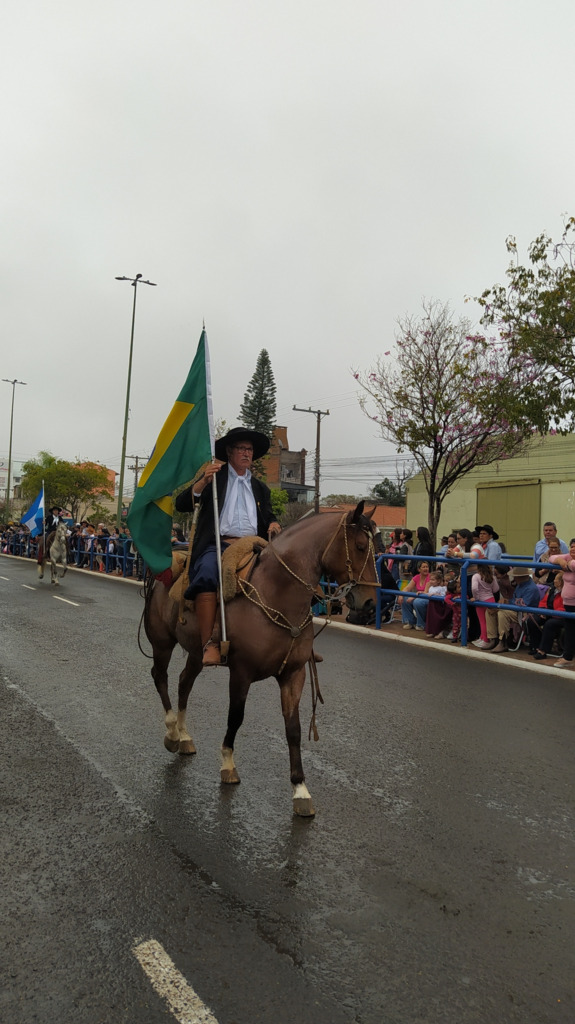 Desfile Farroupilha acontece na Avenida Presidente Vargas