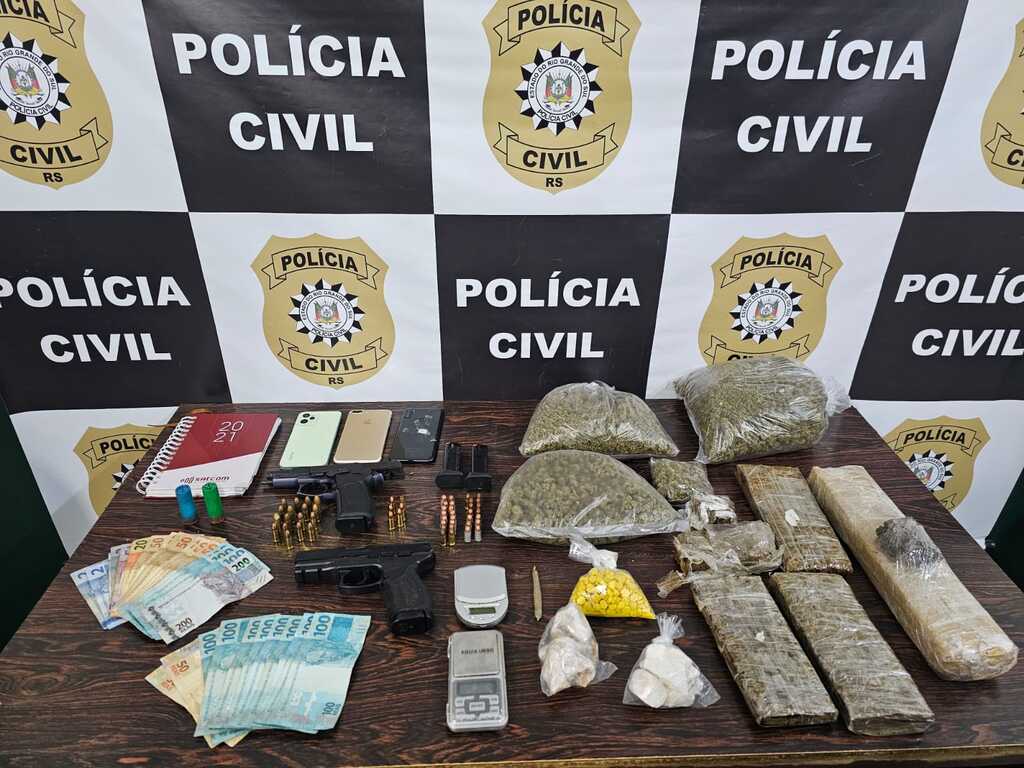 Divulgação PC - Cerca de 2.800 de drogas, 250 comprimidos de ecstasy, uma pistola, um simulacro de pistola e outros materiais foram apreendidos na ação