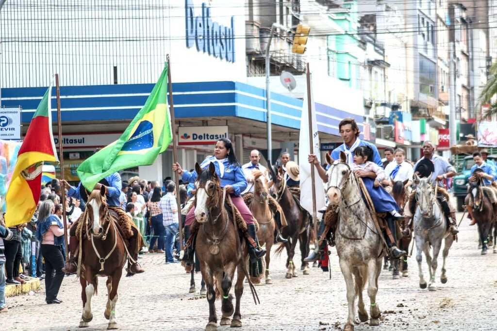 Quase 40 entidades desfilaram em Bagé 