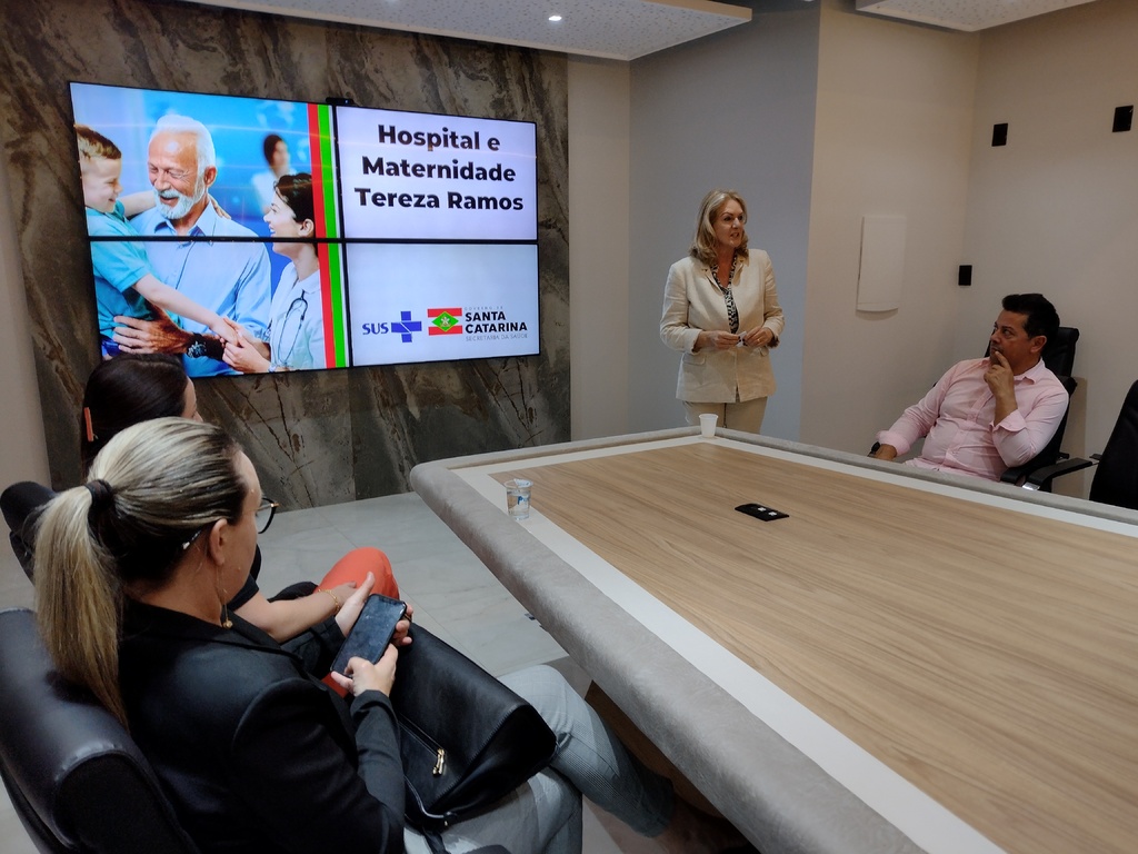 Diretora do Hospital Tereza Ramos apresenta dados da unidade na reunião da ACIL