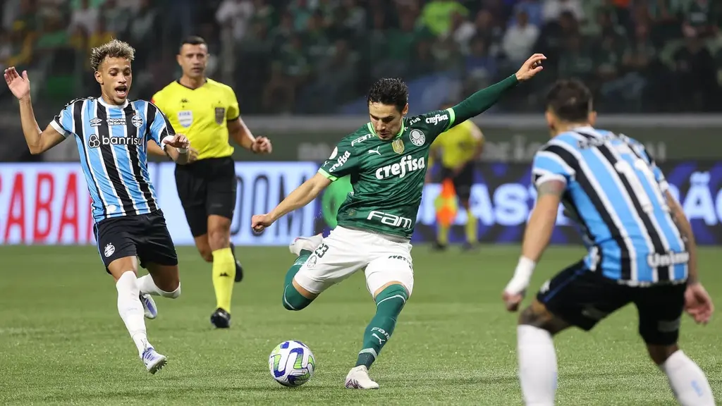 Grêmio e Palmeiras se enfrentam em Porto Alegre