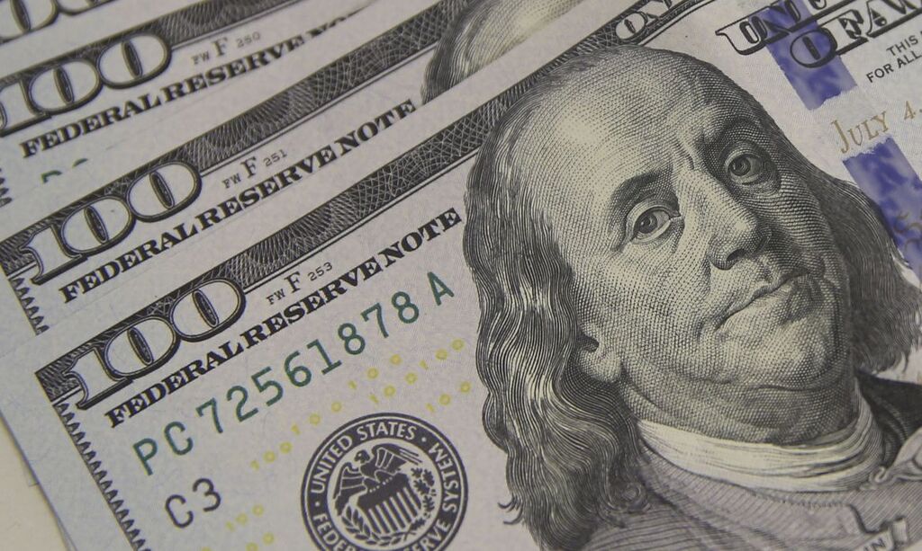 Dólar volta a fechar acima de R$ 4,90 com juros altos nos EUA