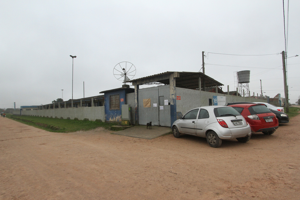 Foto: Carlos Queiroz - DP - Educandário foi interditado por problemas no assoalho e no teto