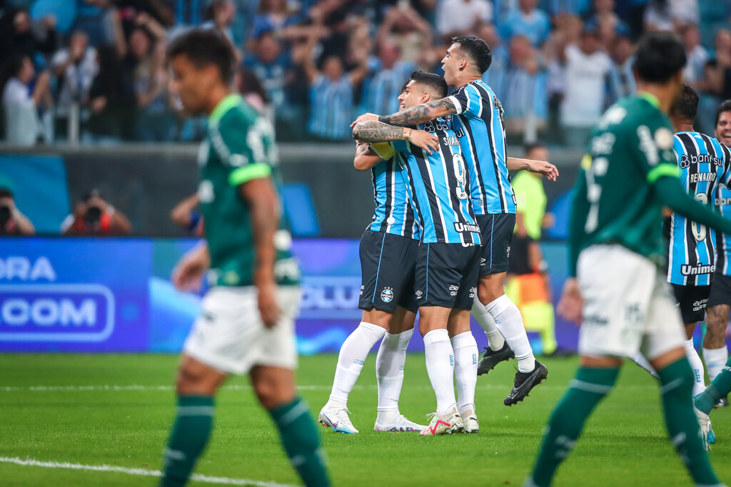 Com gol de João Pedro, Grêmio bate o Palmeiras por 1 a 0 na Arena