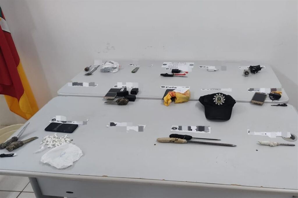 Polícia Civil apreende drogas, celulares, carregadores e facas artesanais dentro de penitenciária em Santa Maria