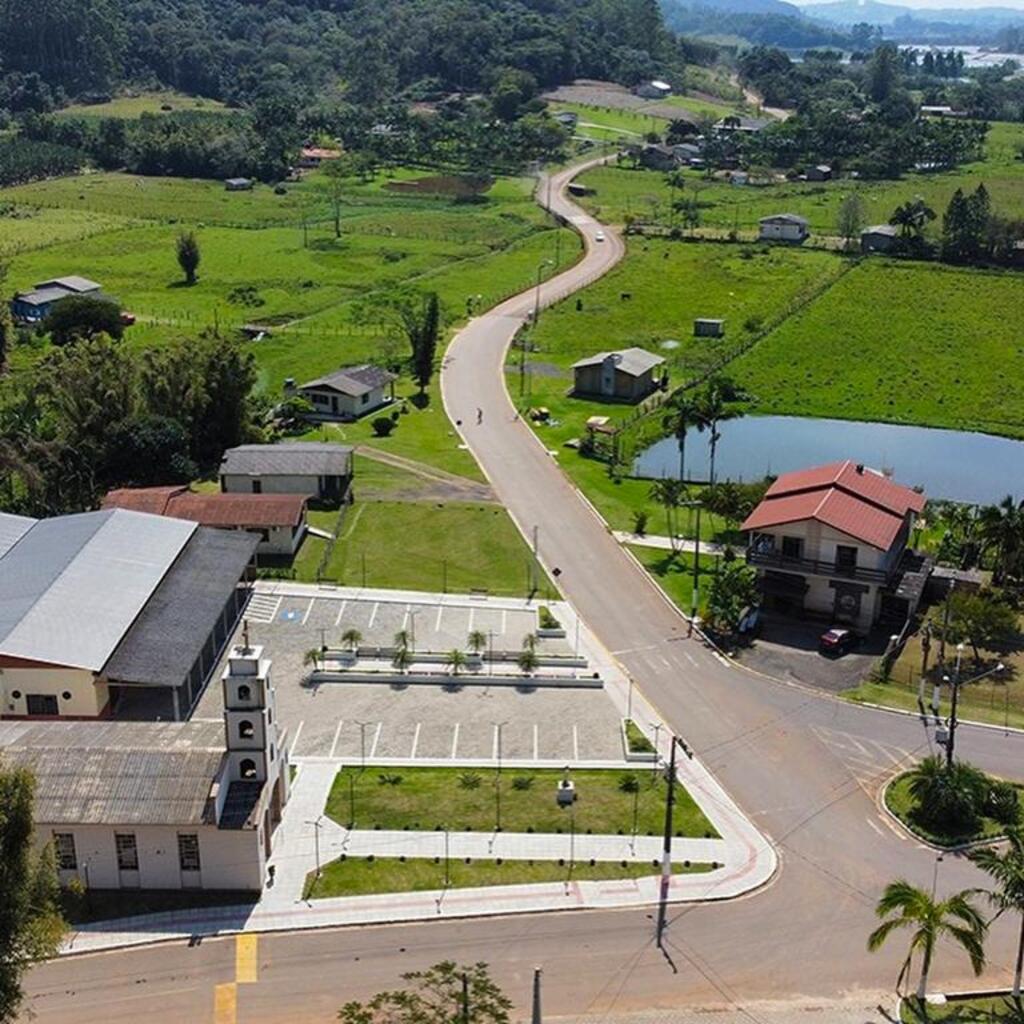 DUAS NOVAS PAVIMENTAÇÕES VÃO BENEFICIAR 
COMUNIDADES DO INTERIOR DE SANTA ROSA DO SUL